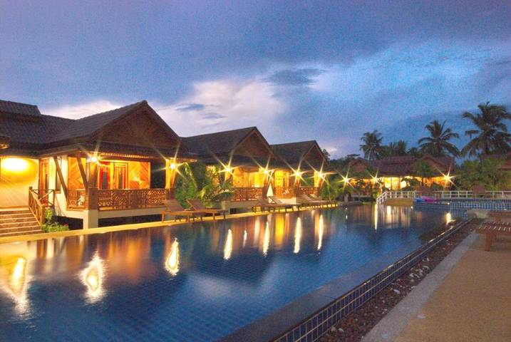 Resort para 3 personas, con piscina además de jardín y vistas - 1
