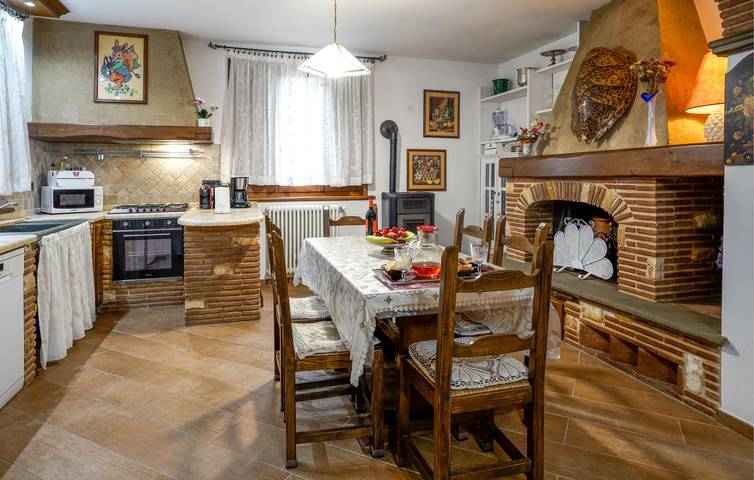 Accogliente appartamento con piscina, giardino e WiFi vicino al fiume e al ristorante in Camaiore (Toscana), Riviera Toscana