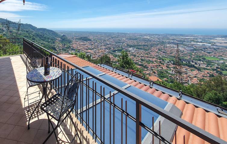 Appartement avec vue panoramique, salle de jeux et terrasse in Massa (Italie), Riviera Italienne
