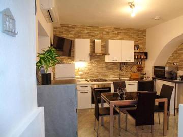 Gîte pour 3 personnes, avec vue et jardin à Loceri
