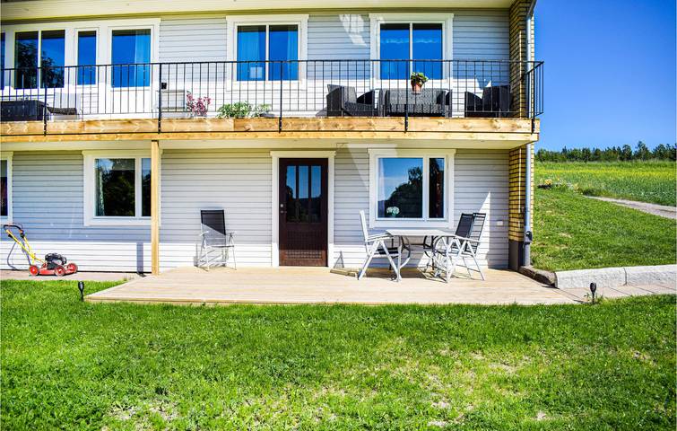 Lägenhet för 6 Personer, med trädgård samt sjöutsikt och bastu och terass i Vimmerby