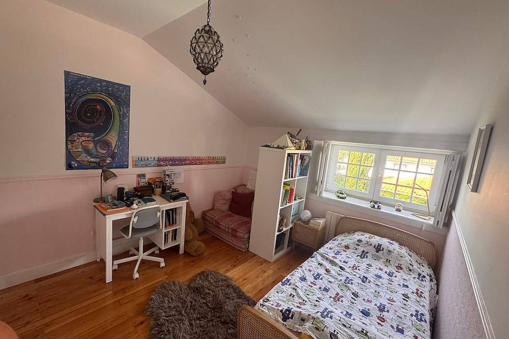 Family house, garden & pool - sleeps 7 - 5 min surf beach - Lisbon in Carcavelos e Parede, Costa de Lisboa