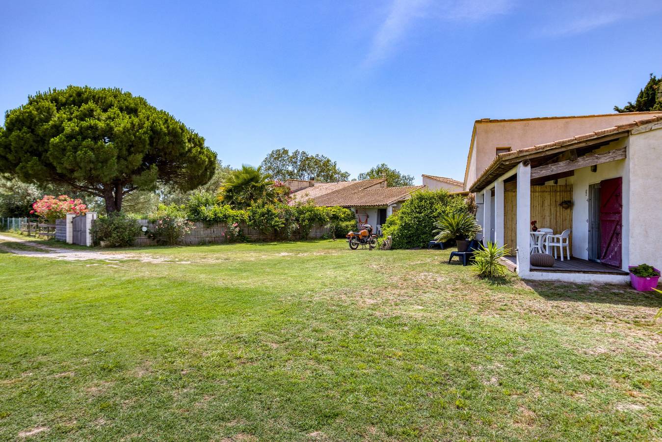 'Mas Des Cypres - Mazet 5' avec terrasse privée, jardin partagé et Wi-Fi in Saintes-Maries-de-la-Mer, Côte méditerranéenne (France)