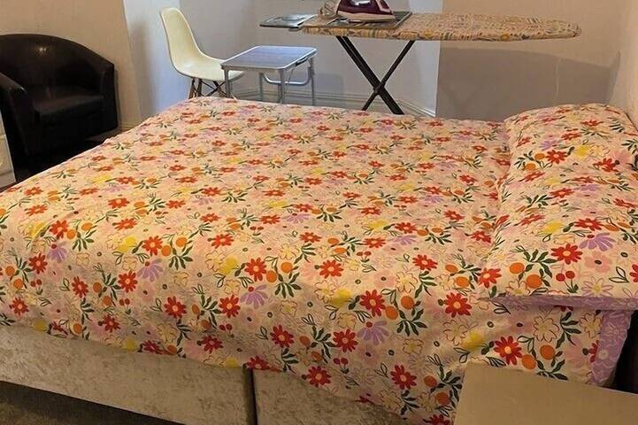 House 2 bedrooms Sleeps 4 with Parking in Bolton, Greater Manchester