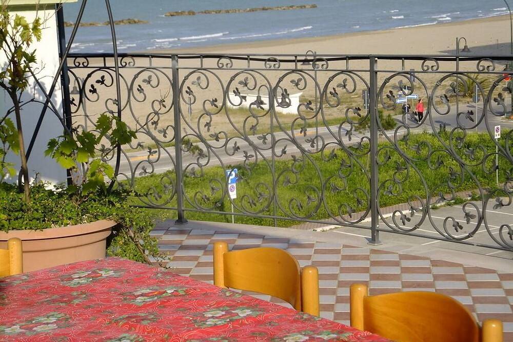 Appartamento intero, Appartamento Bilocale Mansardato con  terrazza vista mare 360° in Provincia di Teramo