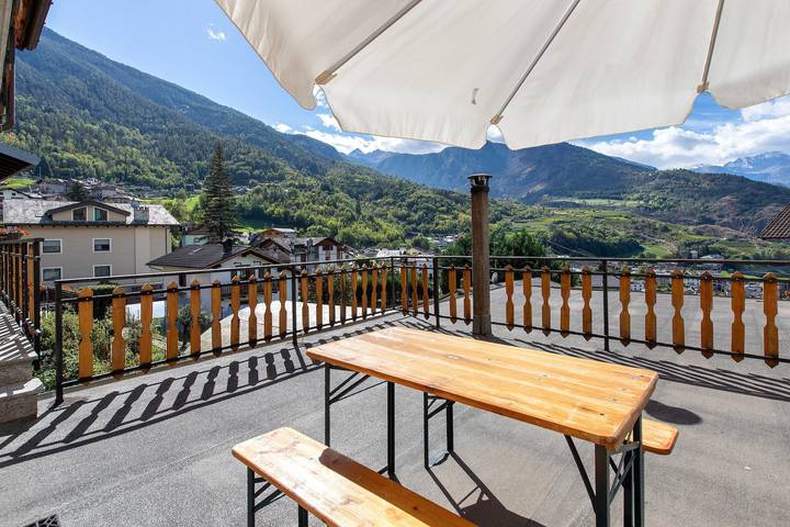 Hel lägenhet, Apartment 'Il Borgo' with Mountain View, Private Terrace and Wi-Fi in Aymavilles, Comune di Aymavilles
