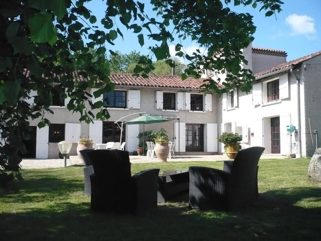 Gîte des roties: Restored Family Home with Pool in a 7-Hectare Park in Poncins, Montbrison