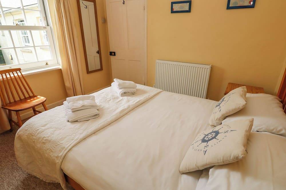 Brick Cottage, pet friendly, character holiday cottage in The Lizard in Kynance Cove, Cornwall