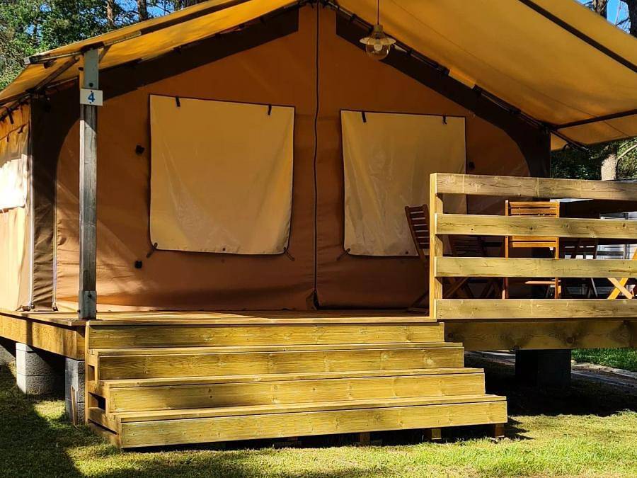 Camping Les Trois Sources - Bungalow toilé 5 personnes - Bungalow Toilé Luxe 3 Pièces 5 Personnes Sans Sanitaire in Calviac, Sousceyrac-en-Quercy
