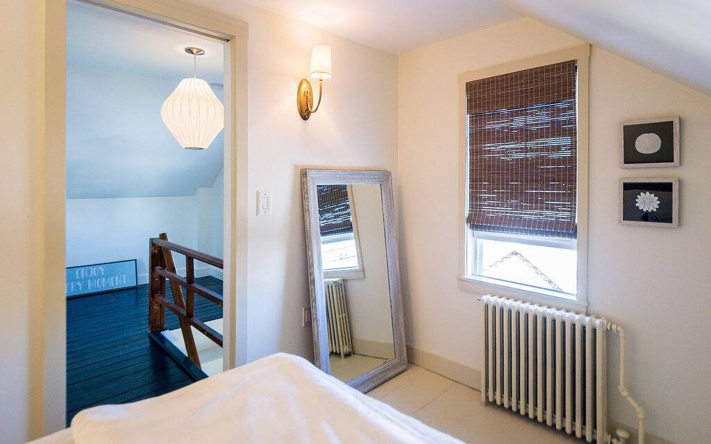 Walk to Beach/Cliff Walk! Fantastic Location! Winter Rentals! Fenced yard! Pets! in Middletown, Newport County