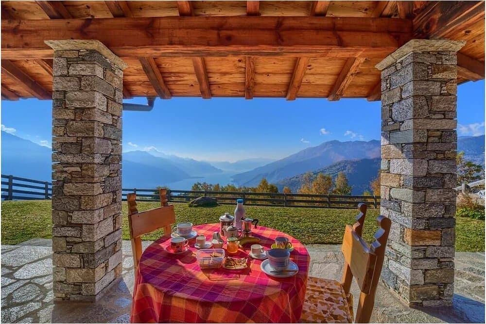 Chalet with wonderful lake view for max 5 people in Peglio en omgeving, Comomeer