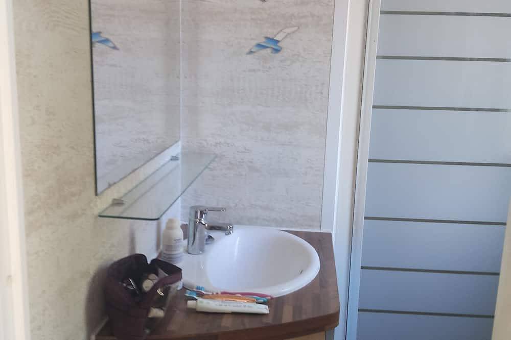 Spacious mobile home with terrace and lake view, ideal for families. in Bairon-et-ses-Environs, Ardennen
