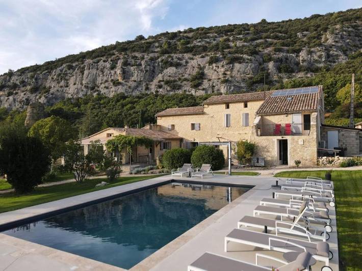 Location de vacances pour 15 personnes, avec Terrasse et Jardin ainsi que Piscine et Vue à Beaumont-du-Ventoux
