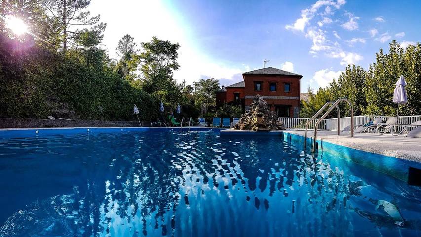 Hotel para 30 personas, con jardín además de piscina y jacuzzi en El Tiemblo - 4