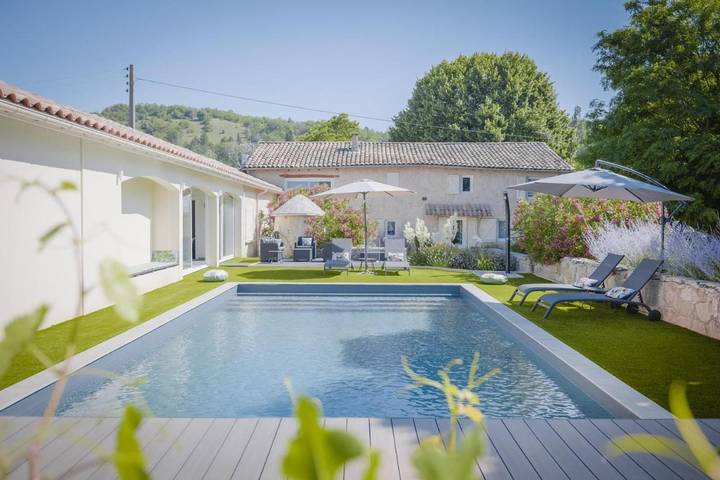 Chambre d’hôte pour 2 personnes, avec Jardin ainsi que Piscine et Vue