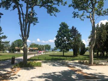 Ferienwohnung für 7 Personen, mit Terrasse und Ausblick sowie Garten und Seeblick in Balatonboglar
