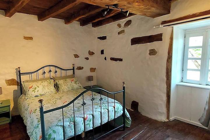 Verneuil Farmhouse Retreat - Sleeps 8, Near Lake in Verneuil, Regionaler Naturpark Périgord-Limousin