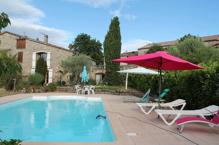 Location de vacances pour 6 personnes, avec jacuzzi et jardin à Payzac (Ardèche)