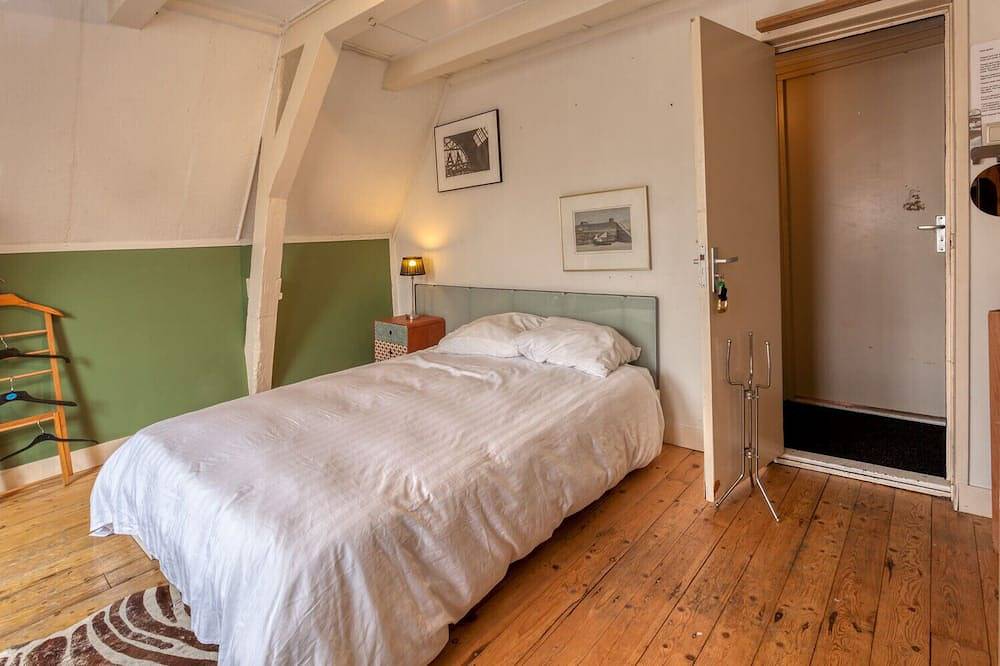 Bb 1971 Hazenstraat (shared bathroom) in Jordaan, Dutch Coast