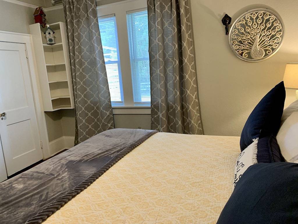 Ganze Wohnung, 2 Person Hot Tub on Private Deck, 2 mi to Dt Hendersonville/Flat Rock, King Bed in Hendersonville, Henderson County (NC)