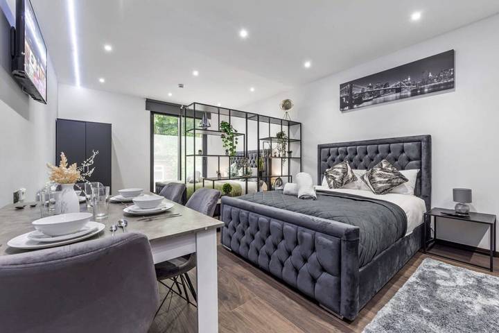 Entire apartment, Huge Cosy Studio Family Sleeps 4 North West London in London, South East England