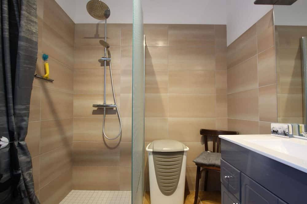 Maison en pierre avec jardin, proche plages, cheminée, 3 chambres, animaux acceptés in Surville, La Haye (Manche)