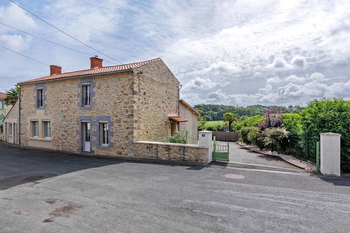 Le Clos des Prés with Pool, Spa and Table Football in Chaillé-sous-les-Ormeaux, La Roche-sur-Yon region
