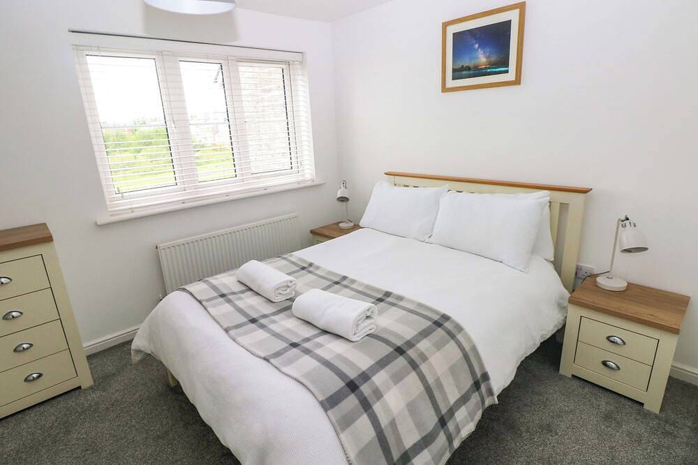 69 Ffordd Y Meillion, pet friendly, with a garden in Llanelli in Llanelli, Carmarthenshire