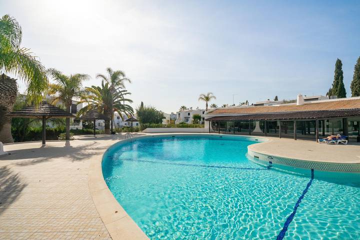 Entire apartment, Studio Apartment 'Arribas Studio' close to the Beach with Shared Pool & Wi-Fi in Albufeira e Olhos de Água, Faro District