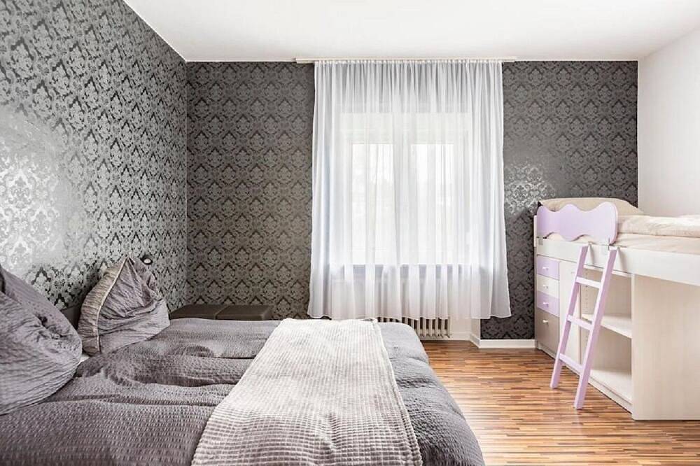 Entire apartment, Maybach 4-Bedroom Apartment – Spacious, Stylish & Close to Düsseldorf Fair. in Krefeld, Lower Rhine