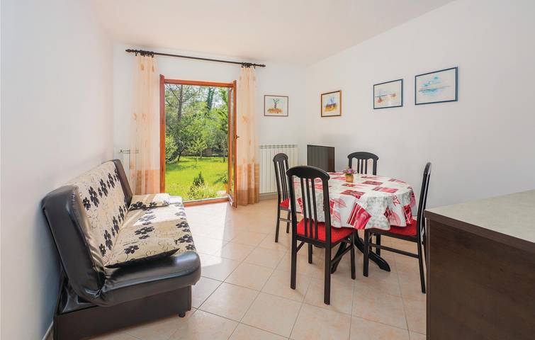 Apartamento vacacional entero, Acogedor apartamento con terraza cerca del centro de la ciudad y de la costa in Presika, Costa Este de Istria