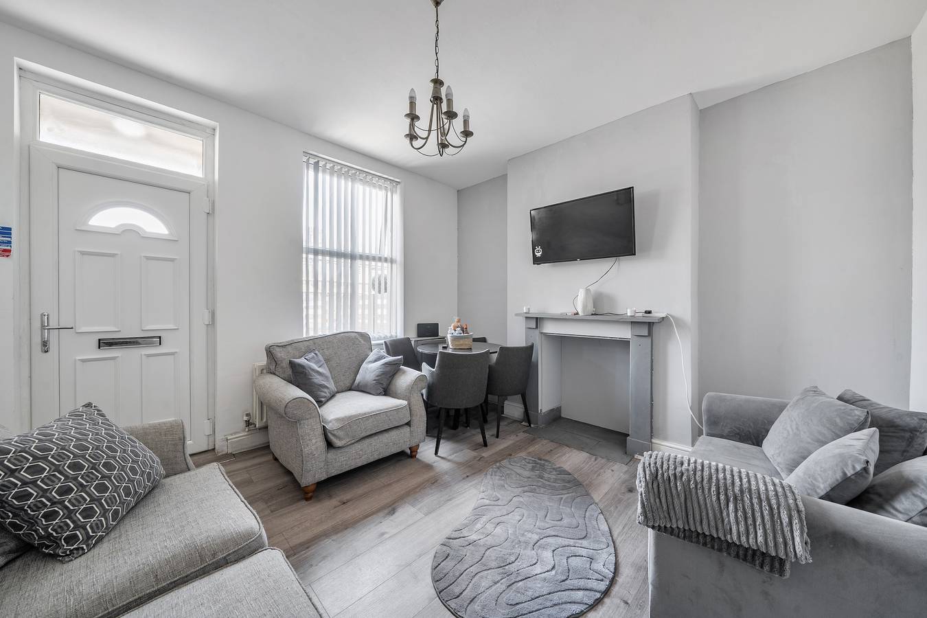 House Sleeps 8 with Hot Tub and Parking in Nottingham, East Midlands