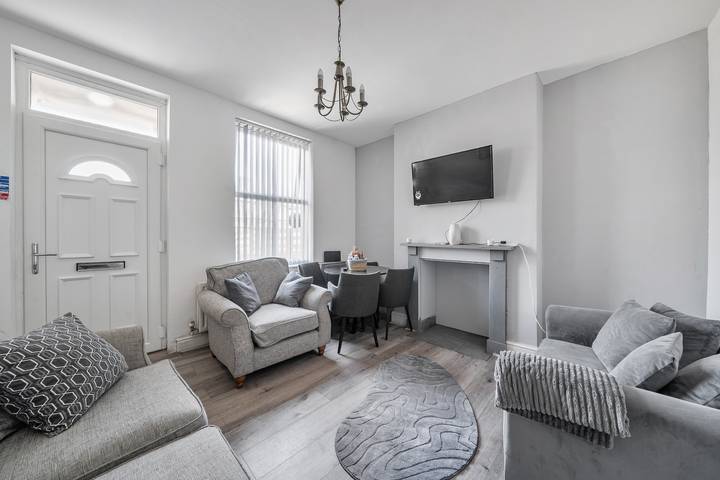 House Sleeps 8 with Hot Tub and Parking in Nottingham, East Midlands