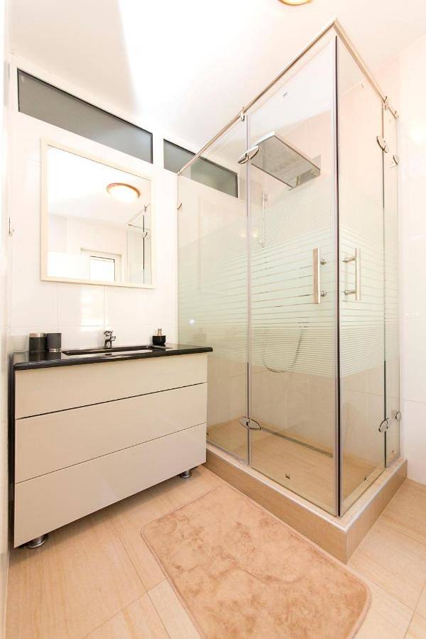 Gîte pour 6 personnes, avec terrasse et vue dans Risan - 2