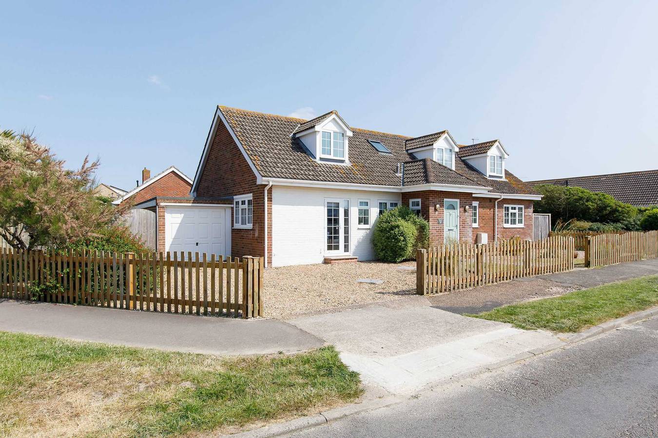 Beach house for 10 with hot tub & garden in West Wittering, West Sussex