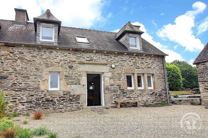 Gîte pour 4 personnes, avec terrasse et jardin dans Le Haut-Corlay