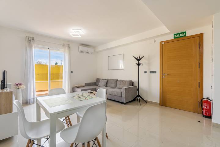 Hel lägenhet, 'Ágora Alhambra' Apartment with Mountain Views, Shared Pool, and Air Conditioning in Atarfe, Granada Provinsen