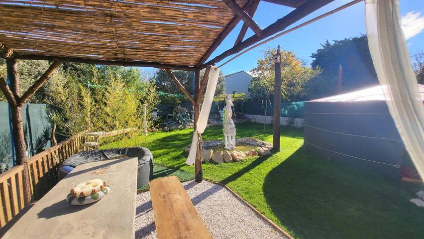 Gîte pour 3 personnes, avec Jacuzzi et Terrasse ainsi que Jardin et Vue à Vinassan