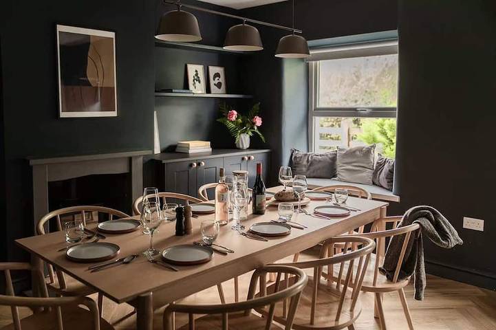 Holiday home for 8 people, with garden and hot tub as well as balcony, with pets in North-Wales