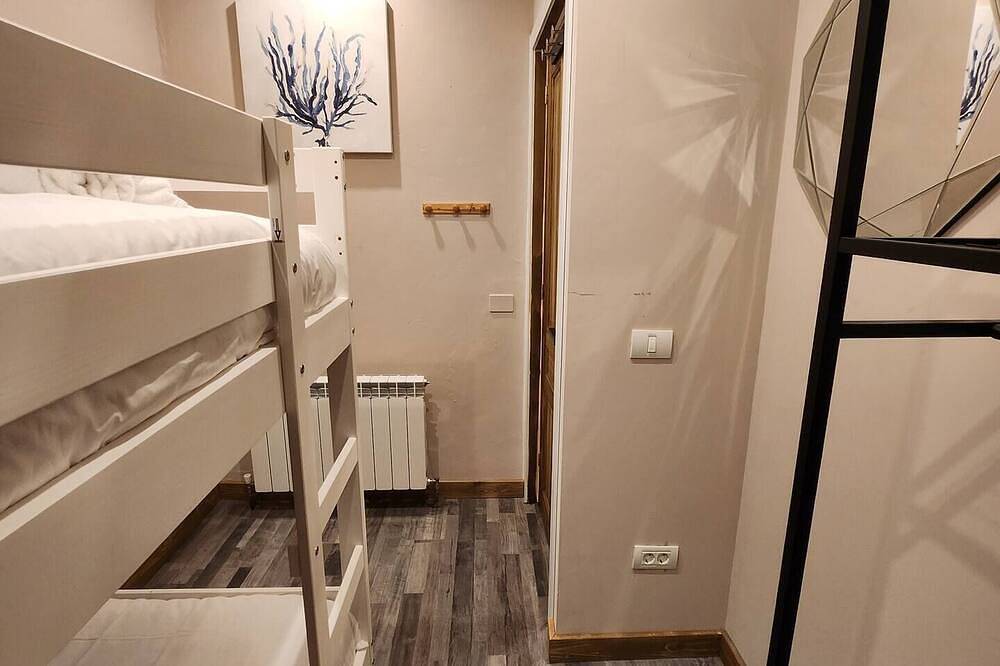 Ganze Wohnung, This room is a bunk room with two single bunk beds. The bathroom and showers are shared with the two other bunk rooms . in Vilaflor, Teneriffa Süd