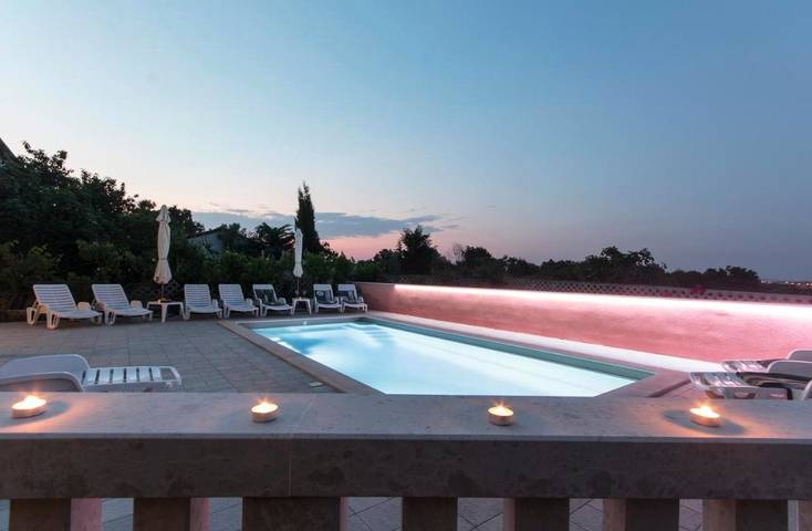 Ferienhaus für 24 Personen, mit Balkon und Whirlpool sowie Terrasse und Garten in Medulin