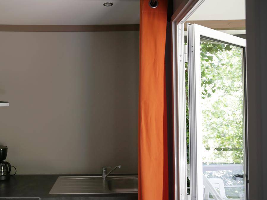 Flower Camping Le Plan d'eau - Chalet 4 personen - Confort Vaia 27m² 2 kamers - Overdekt terras in Saint-Privat (Ardèche), Ardèche