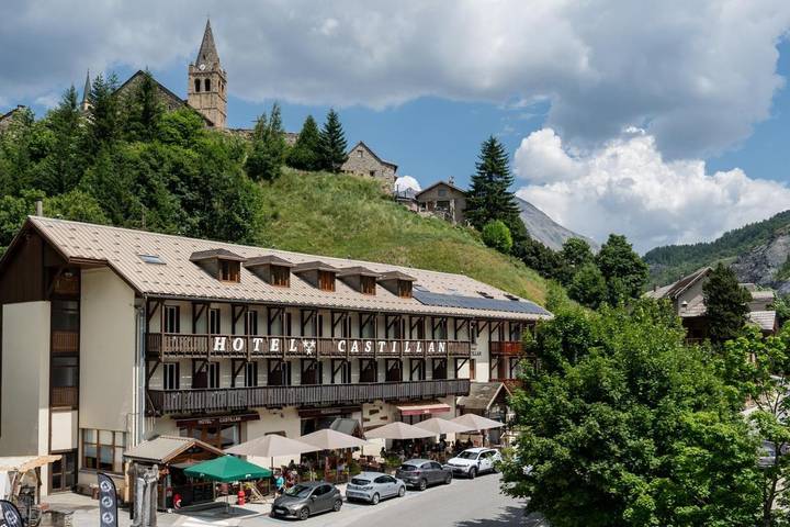 Hôtel pour 3 personnes, avec sauna ainsi que piscine et jardin, animaux acceptés à La Grave