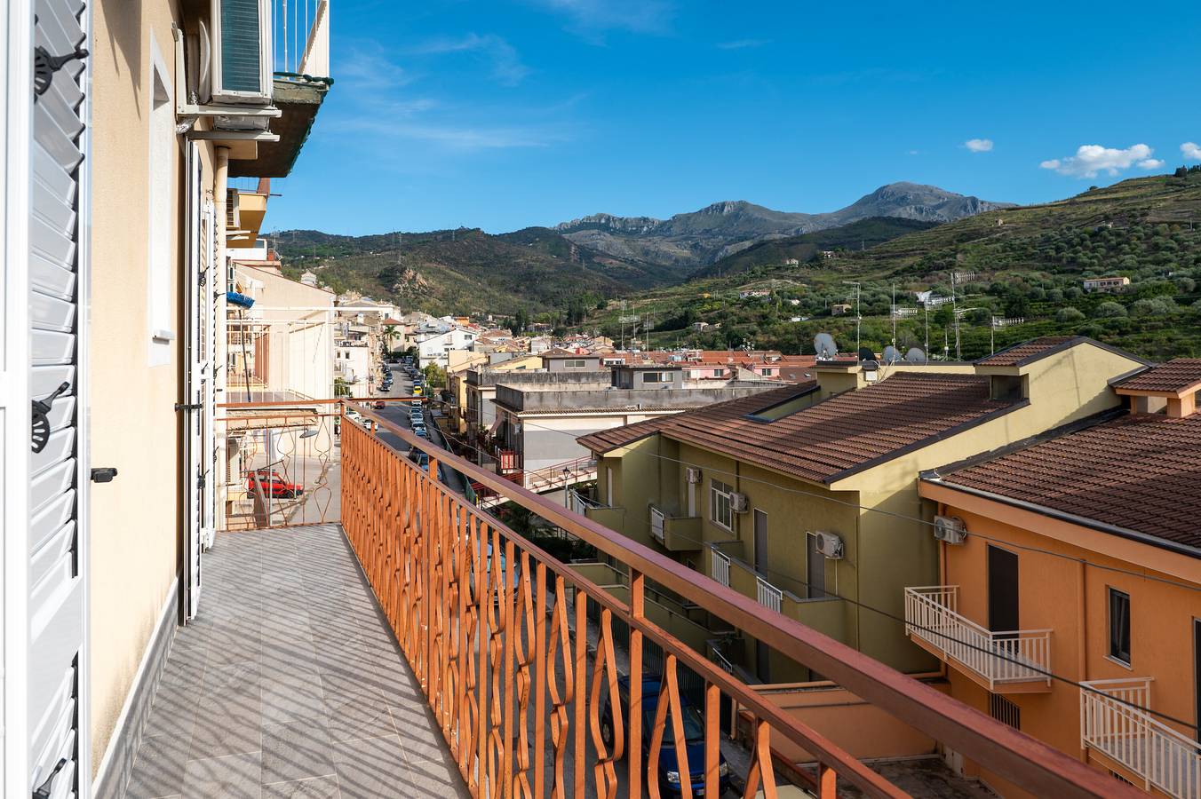 Appartamento intero, Appartamento 'La Casa Del Cuore' con vista sulle montagne, Wi-Fi e aria condizionata in Lascari, Provincia di Palermo