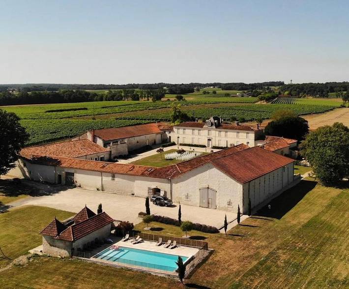 Gîte pour 2 personnes, avec piscine ainsi que vue et terrasse dans Réaux