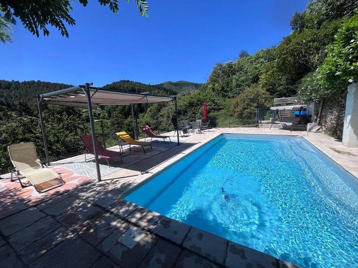 Location de vacances pour 6 personnes, avec Terrasse et Jardin ainsi que Piscine et Vue à Roquedur
