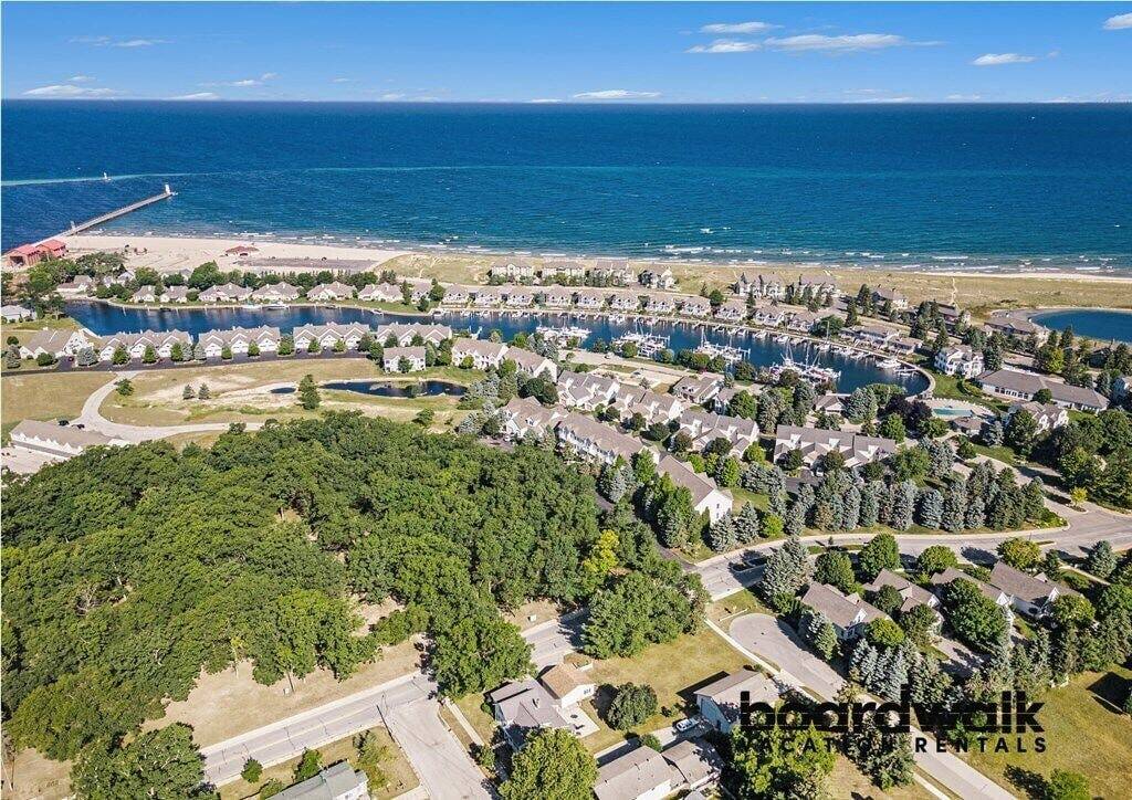 Ganze Wohnung, Gemütliche Wohnung im ersten Stock auf der Harbor in Manistee, Manistee County