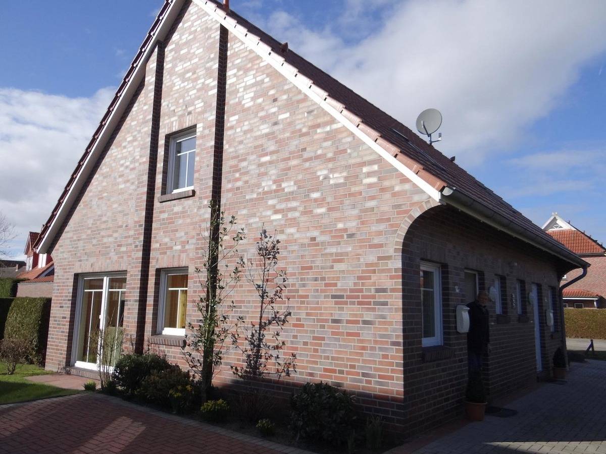 Harmonisch und gemütlich: Die geschmackvoll eingerichtete Doppelhaushälfte von ca. 70 qm lässt keine Wünsche offen. Auf der lauschigen Terrasse lassen sich wunderbare Stunden verbringen. in Carolinensiel, Landkreis Wittmund