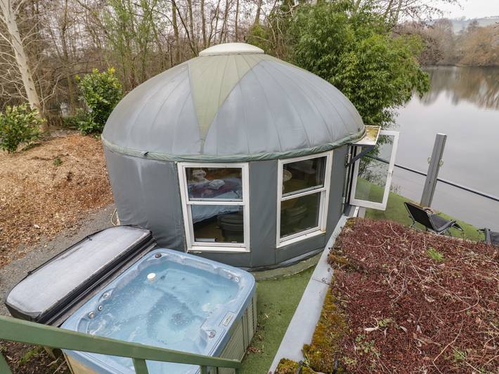 Hut for 2 people, with Hot tub and Terrace as well as Sauna in Bourton-on-the-Water