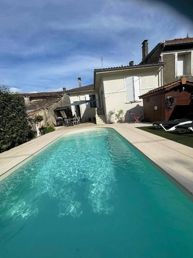 Location de vacances pour 8 personnes, avec piscine et jardin à Guîtres